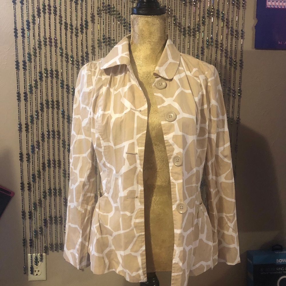 Giraffe print 100% cotton ruffle back jacket size medium